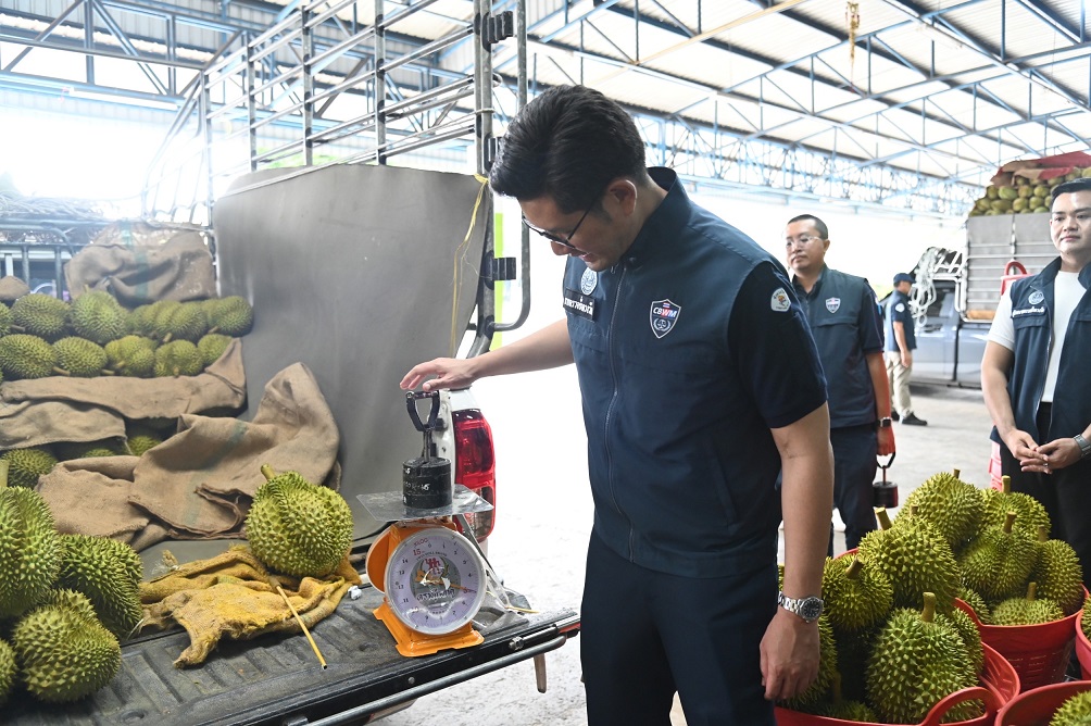 พาณิชย์สั่งลุย ตรวจเครื่องชั่ง ป้ายราคารับซื้อผลไม้ รักษาความเป็นธรรมเกษตรกร 