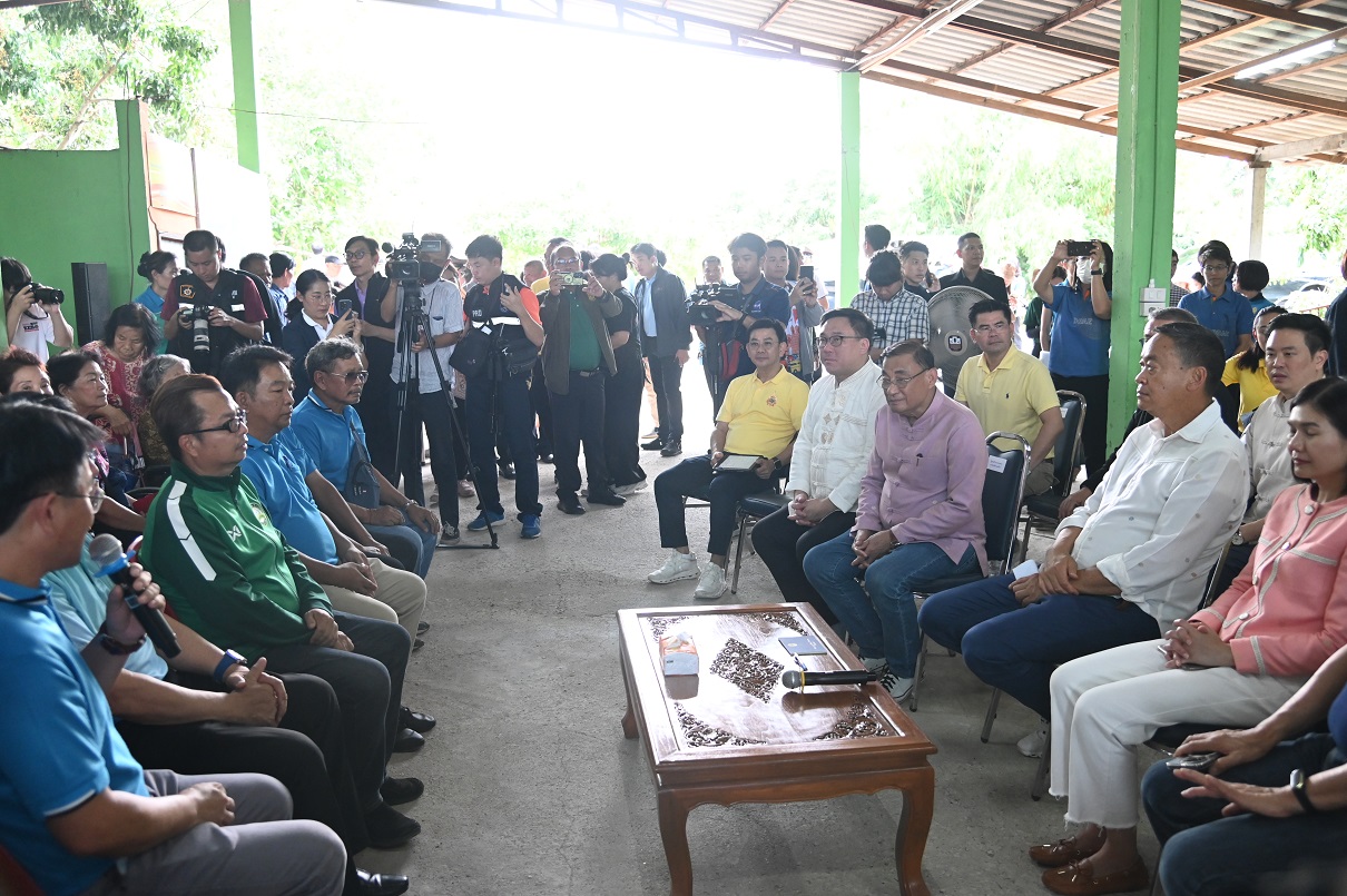 พาณิชย์ร่วมลงพื้นที่กับนายกรัฐมนตรีติดตามสถานการณ์ลำไย