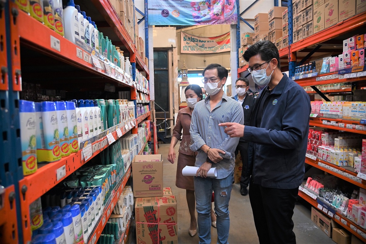 ร้อยตรีจักรา ยอดมณี รองอธิบดีกรมการค้าภายใน ตรวจติดตามสถานการณ์ราคาสินค้าอุปโภคบริโภค 