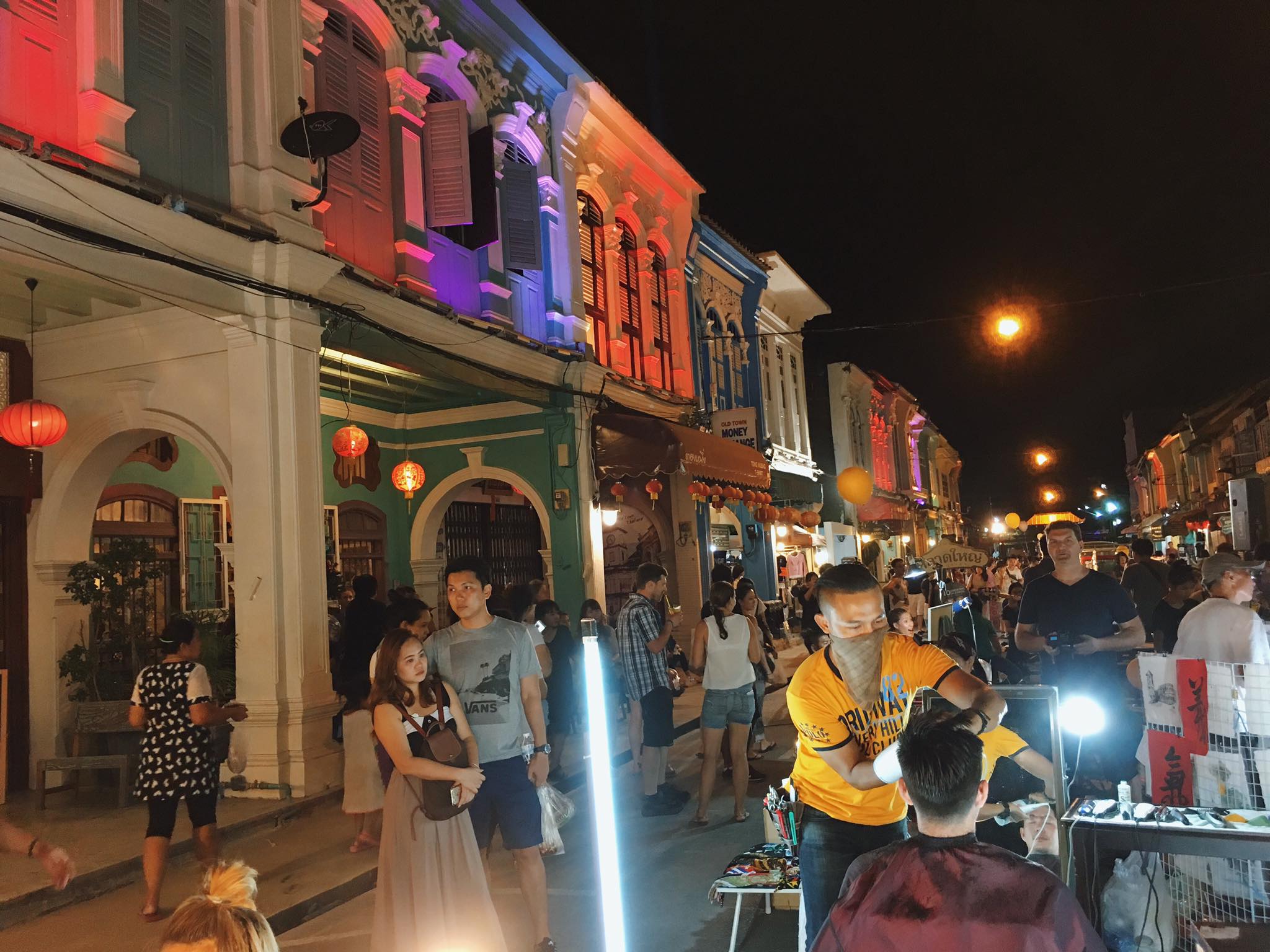 46689_บริเวณทางเดินตลาด มีช่างตัดผม.jpg