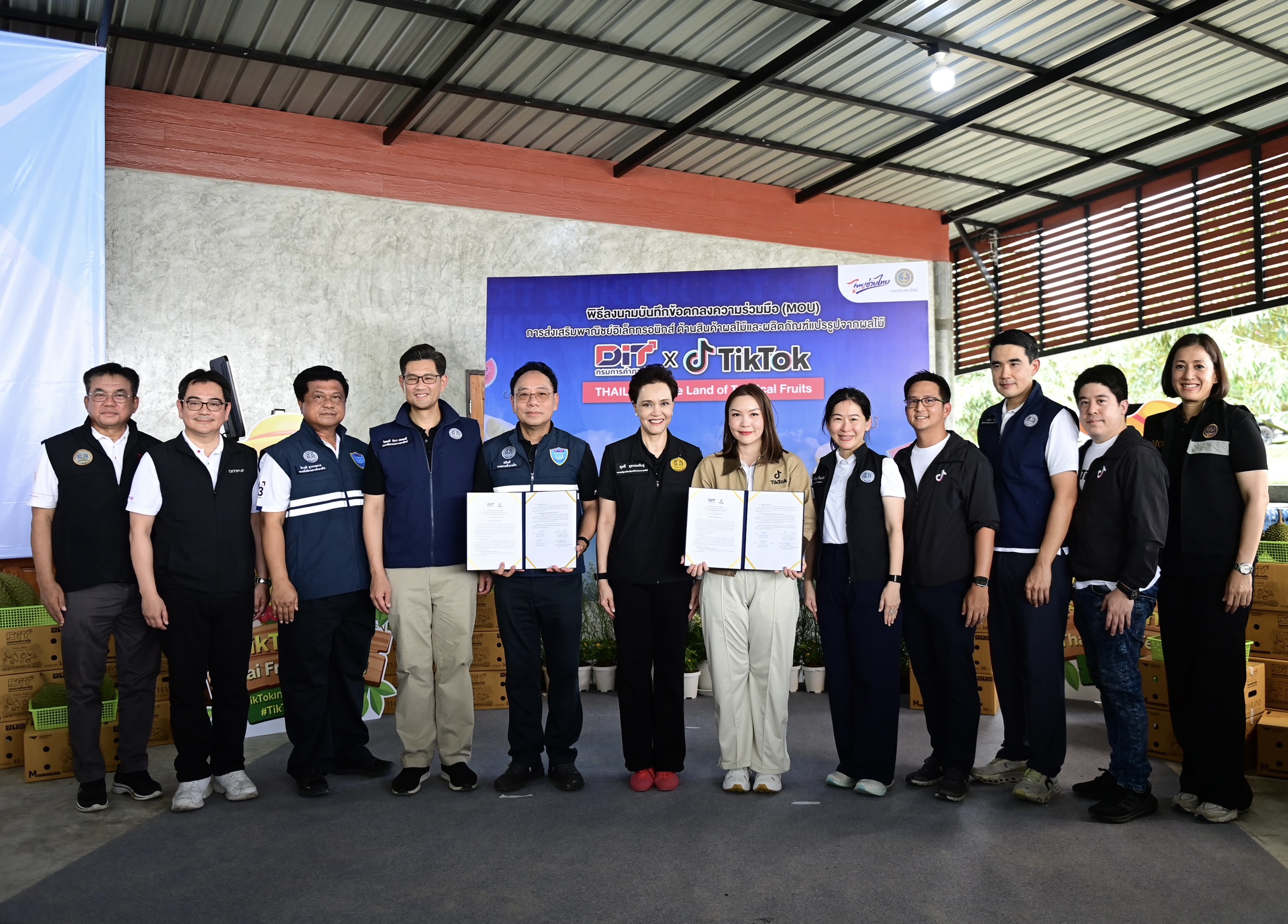 ข่าวเลขที่ 122/2569 พาณิชย์ลุยจันทบุรี ชวนชาวสวนทำ “ทุเรียนคุณภาพ” เพิ่มรายได้เกษตรกร–ยกระดับทั้งระบบ พร้อมจับมือ TikTok เปิดเกม e-Commerce สร้างมูลค่าเพิ่ม ดันส่งออกรักษาเสถียรภาพราคา (25 เมษายน 2569)