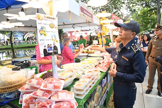 กรมการค้าภายในตรวจสอบสถานการณ์จำหน่ายกระเช้าของขวัญ และประชาสัมพันธ์การปิดป้ายราคา งานกาชาด