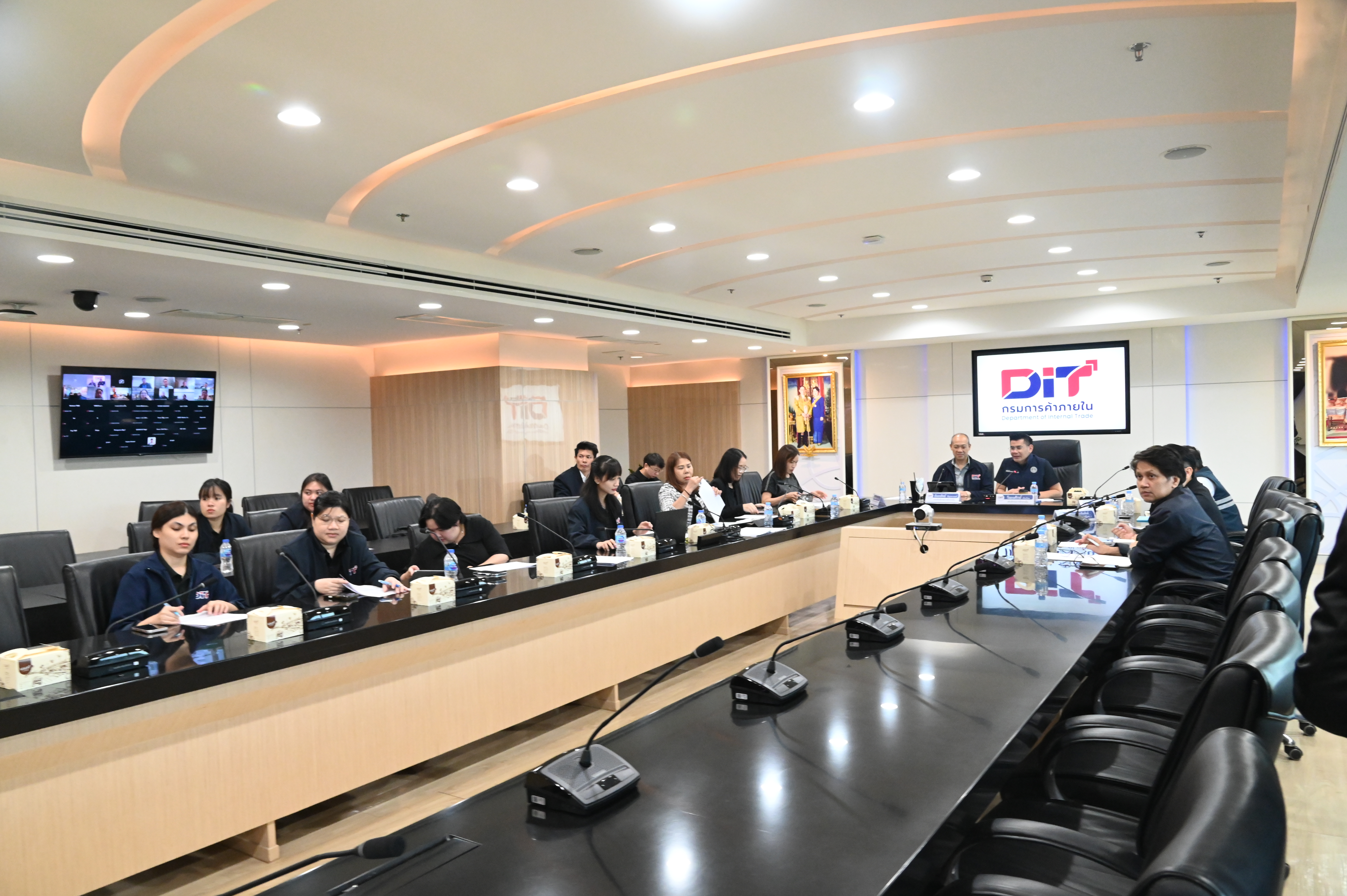 ข่าวเลขที่ 5/2570 “กรมการค้าภายใน” ขอผู้ประกอบการ จำหน่ายวัสดุซ่อมแซม เครื่องไฟฟ้า บริการซ่อมแซมรถยนต์ ตรึงราคา และเตรียมสินค้า–อะไหล่ให้พร้อม จัดส่วนลด–บริการช่างราคาพิเศษ ช่วยประชาชนฟื้นฟูหลังน้ำลด (8 ตุลาคม 2569)