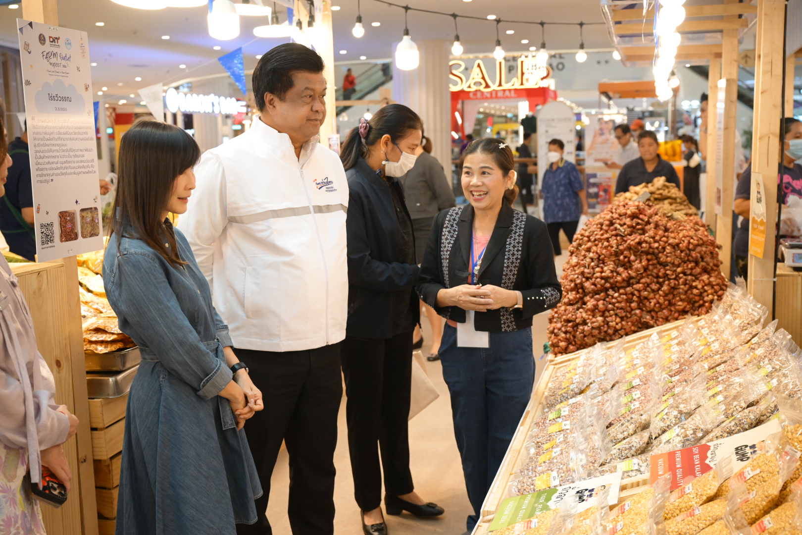 ข่าวเลขที่ 198/2569 กรมการค้าภายใน ชวนช้อปของดีจากเกษตรกรทั่วประเทศ ในงาน “Farm Outlet Market 2026” คัดสินค้าเกษตร–ผลไม้สด–ผลิตภัณฑ์ชุมชนส่งตรงถึงผู้บริโภค คาดกระจายรายได้สู่ฐานรากไม่น้อยกว่า 20 ล้านบาท (15 สิงหาคม 2569)