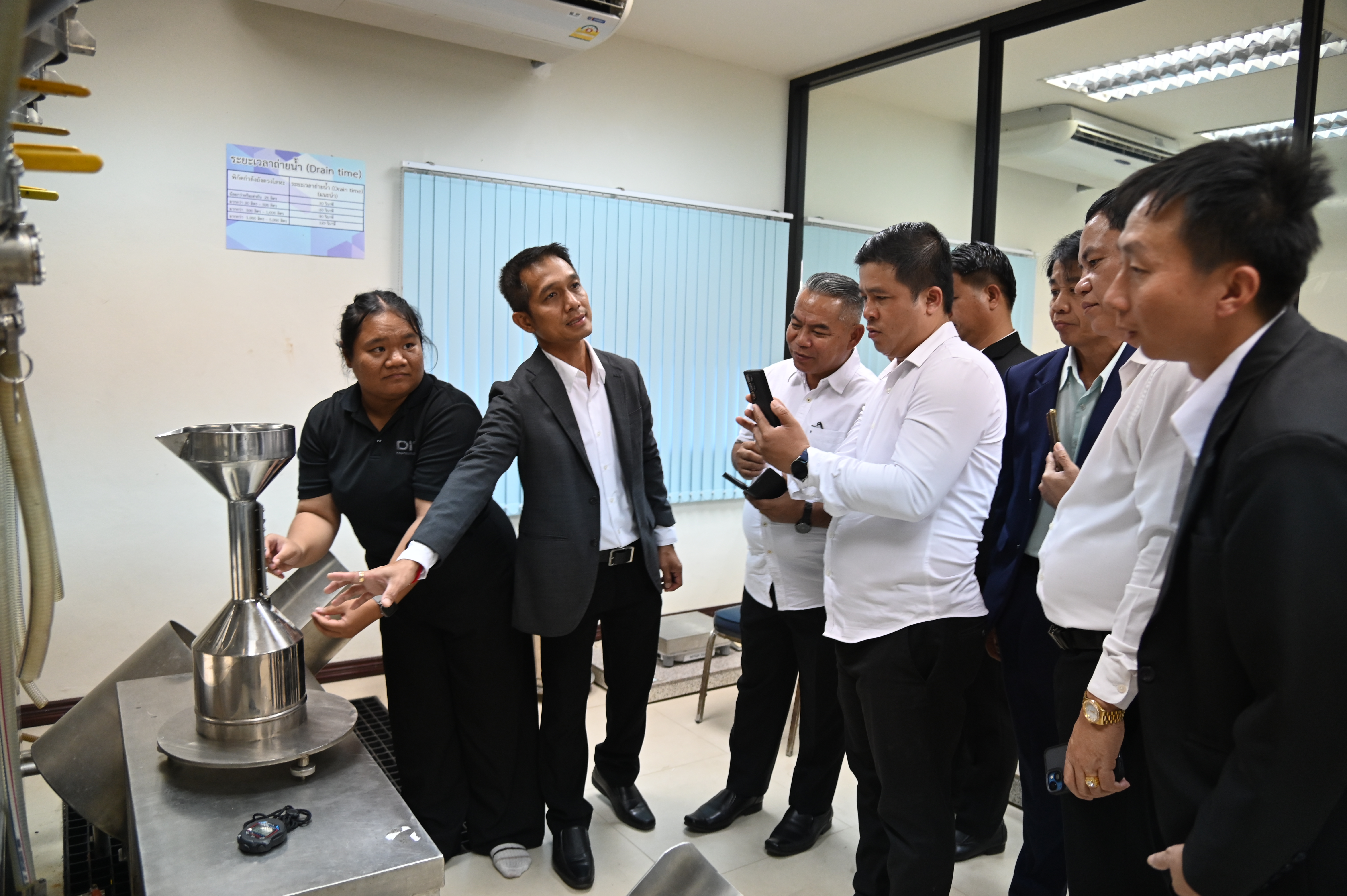 ข่าวเลขที่ 183/2569 กรมการค้าภายในจับมือ สปป.ลาว เสริมมาตรฐานชั่งตวงวัดข้ามพรมแดน อบรมเข้มเครื่องชั่งรถยนต์–ถังบรรจุของเหลว รองรับโลจิสติกส์การค้าไทย-ลาว (14 กรกฎาคม 2569)