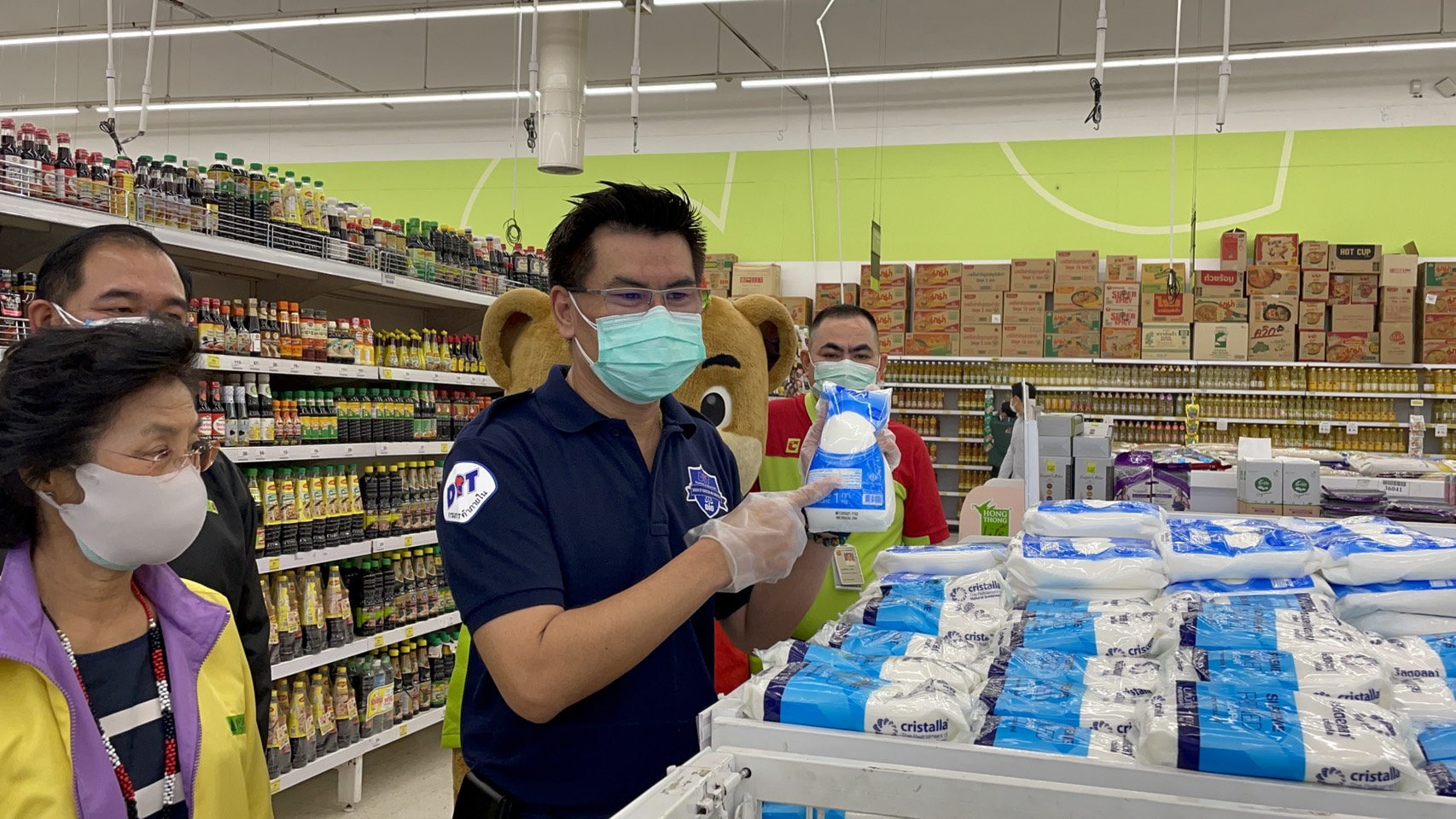 อธิบดีกรมการค้าภายใน พาณิชย์ติดตามโครงการช่วยเหลือผู้เลี้ยงกุ้ง พร้อมตรวจสอบราคาช่วงโควิด