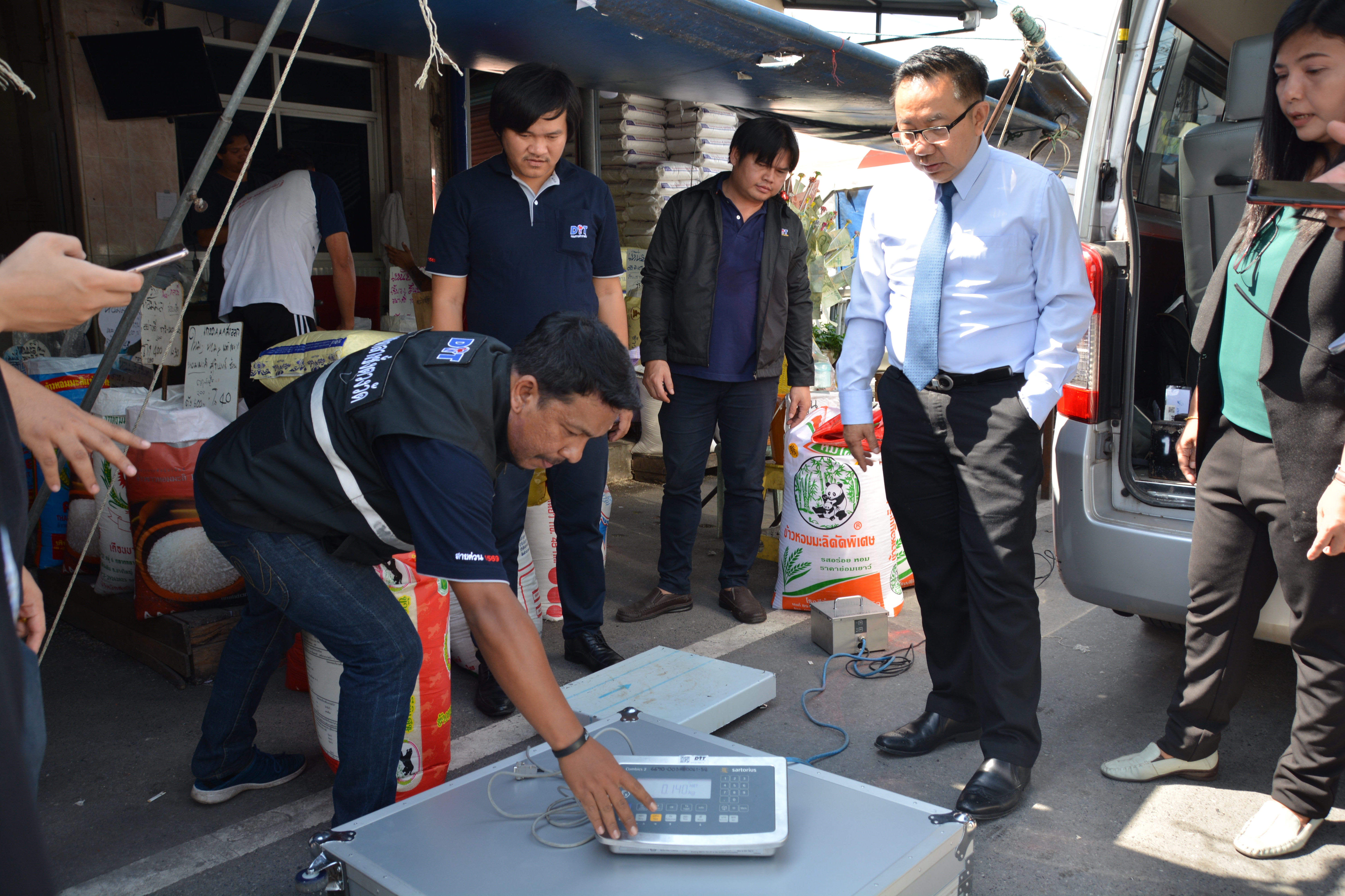 รองอธิบดีลงพื้นที่ตรวจสอบปริมาณน้ำหนักข้าวสารบรรจุถุง