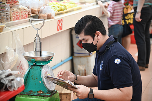 พาณิชย์ตรวจสอบความเที่ยงตรงของเครื่องชั่งในตลาดสด