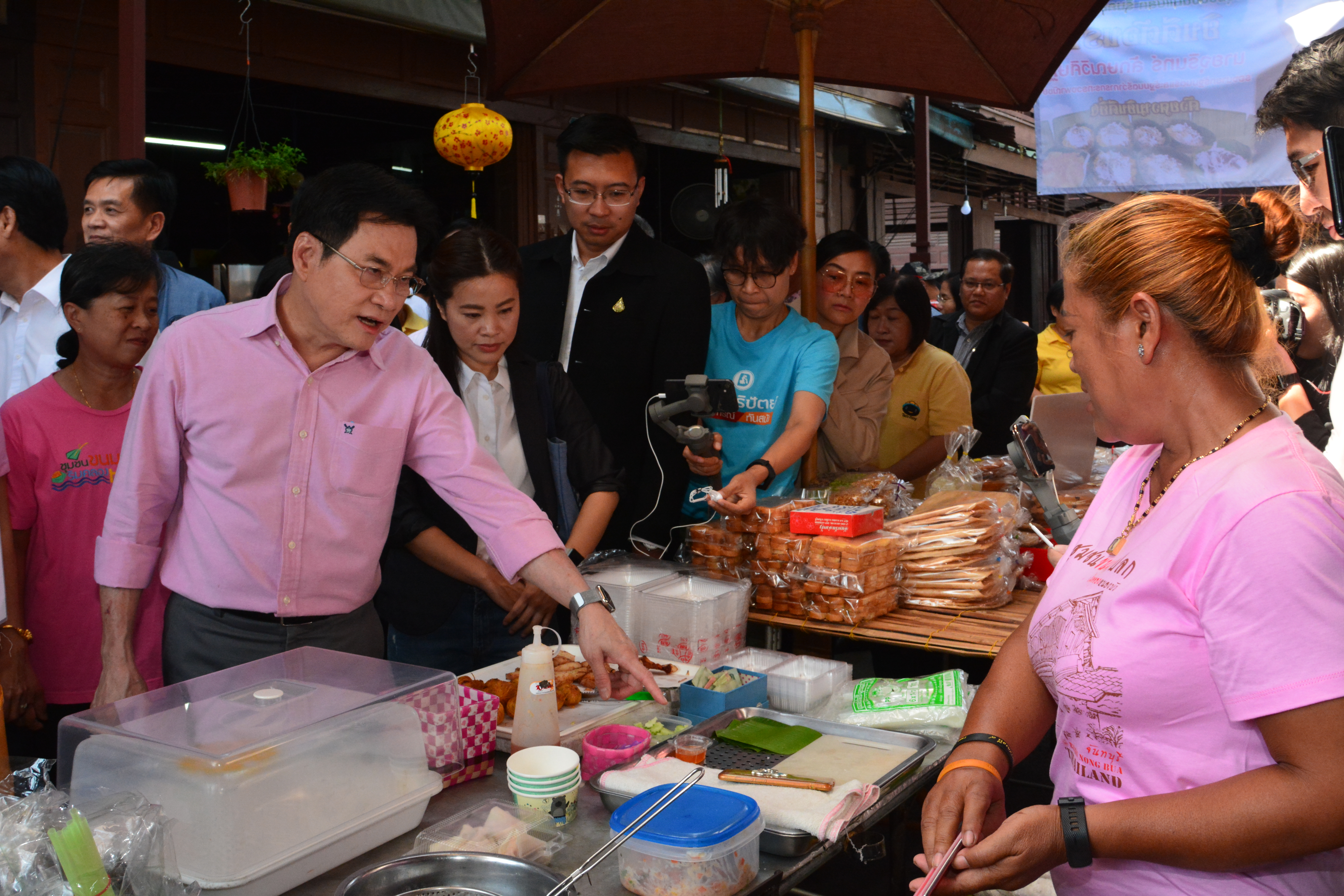 การเยี่ยมชมและติดตามสถานการณ์ราคาสินค้า  ณ ตลาดชุมชนขนมแปลกริมคลองหนองบัว