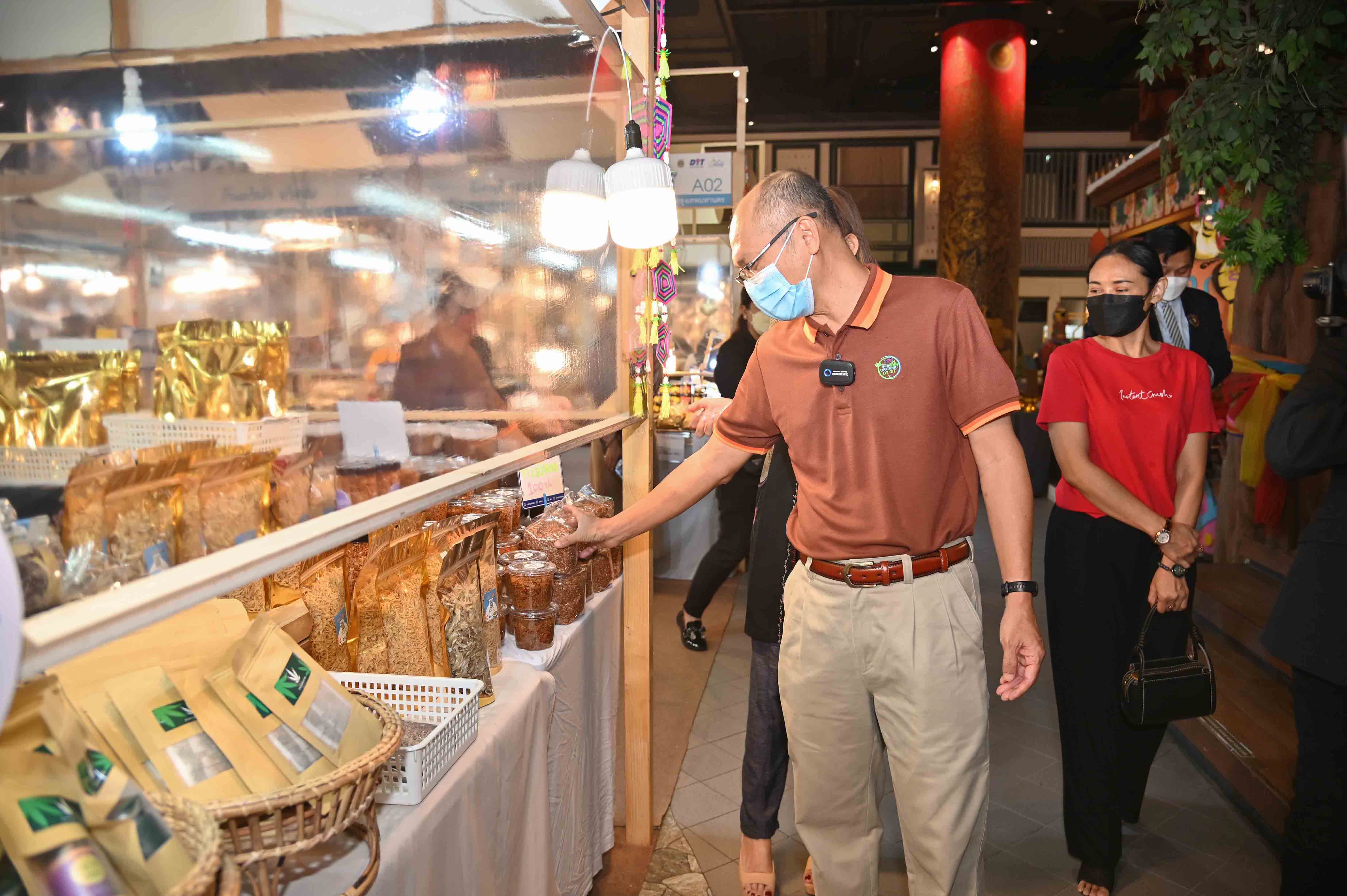 รองอธิบดีกรมการค้าภายใน ตรวจเยี่ยมร้านค้าในงานตลาดเที่ยวได้สไตล์ไทยๆ Village to town