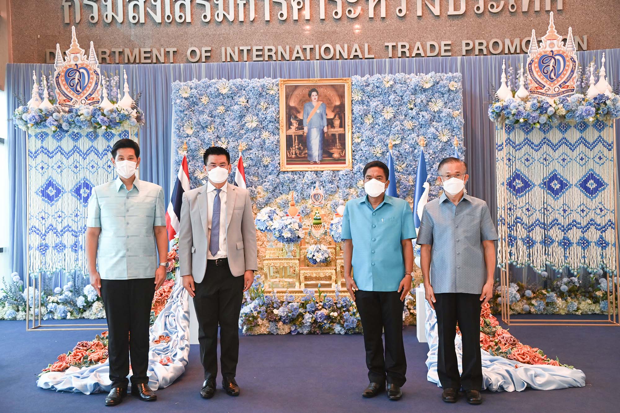 คณะผู้บริหารกรมการค้าภายใน ร่วมพิธีลงนามถวายพระพร 12 สิงหาคม