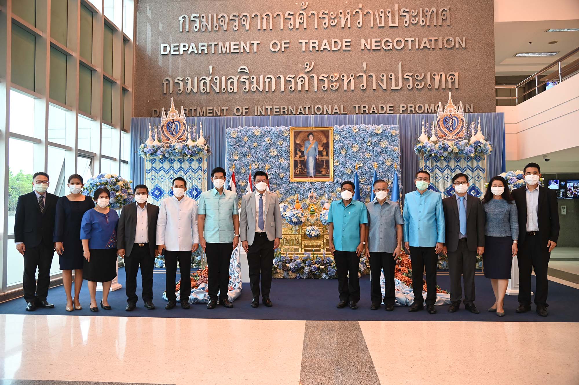 คณะผู้บริหารกรมการค้าภายใน ร่วมพิธีลงนามถวายพระพร 12 สิงหาคม
