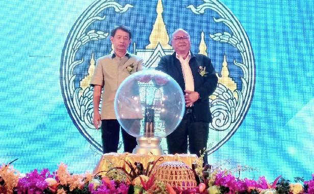 รองอธิบดีกรมการค้าภายใน เปิดงานมหกรรมธงฟ้าลดค่าครองชีพผู้ประสบภัยจังหวัดร้อยเอ็ด
