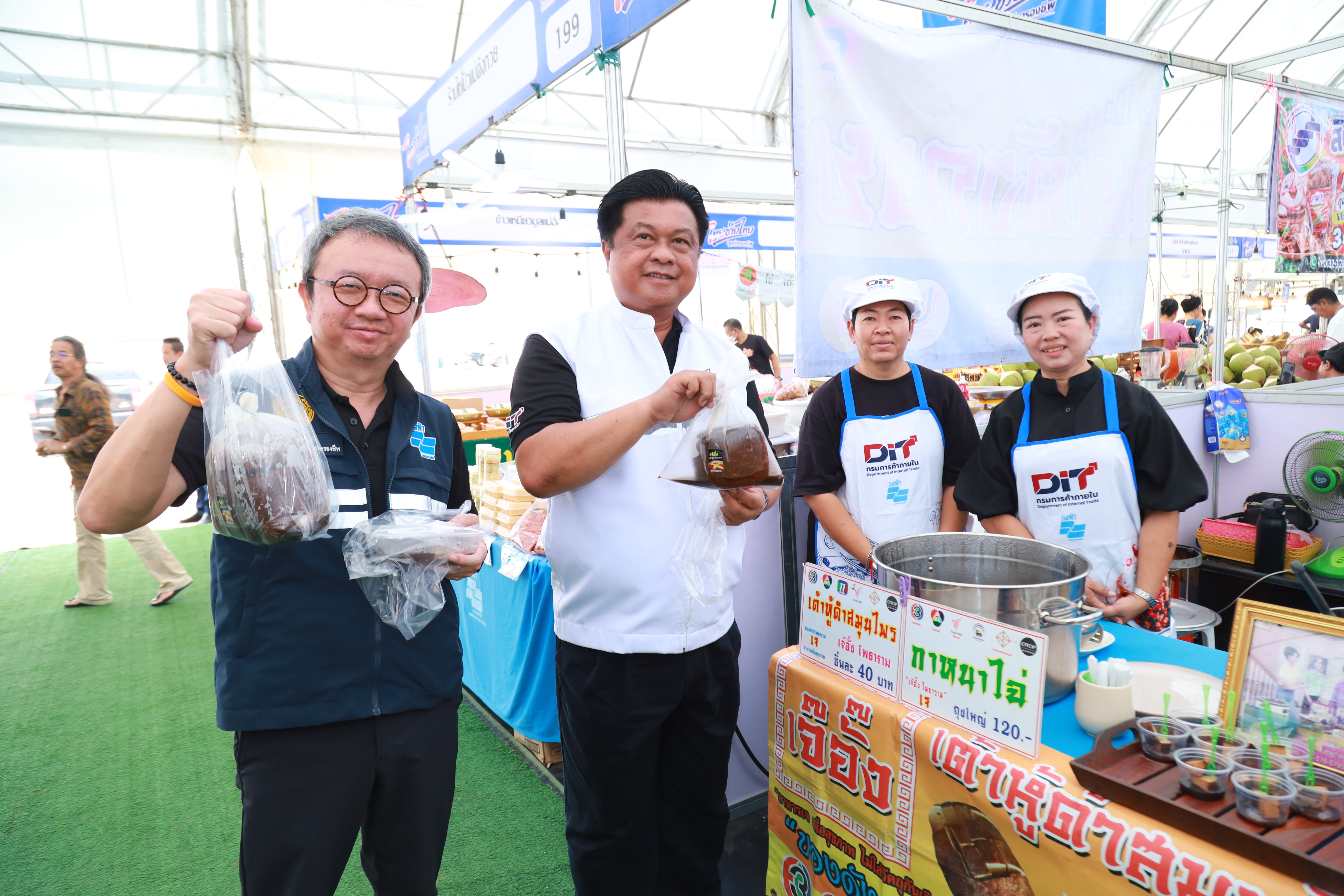 ข่าวเลขที่ 226/2569 “พาณิชย์” ลุยลดค่าครองชีพประชาชน-ช่วยผู้ประกอบการ ยกทัพสินค้าราคาประหยัด จำหน่ายสินค้าราคาประหยัดให้พี่น้องชาวราชบุรีในงาน “ไทยช่วยไทยลดค่าครองชีพ จังหวัดราชบุรี” (12 กันยายน 2569)
