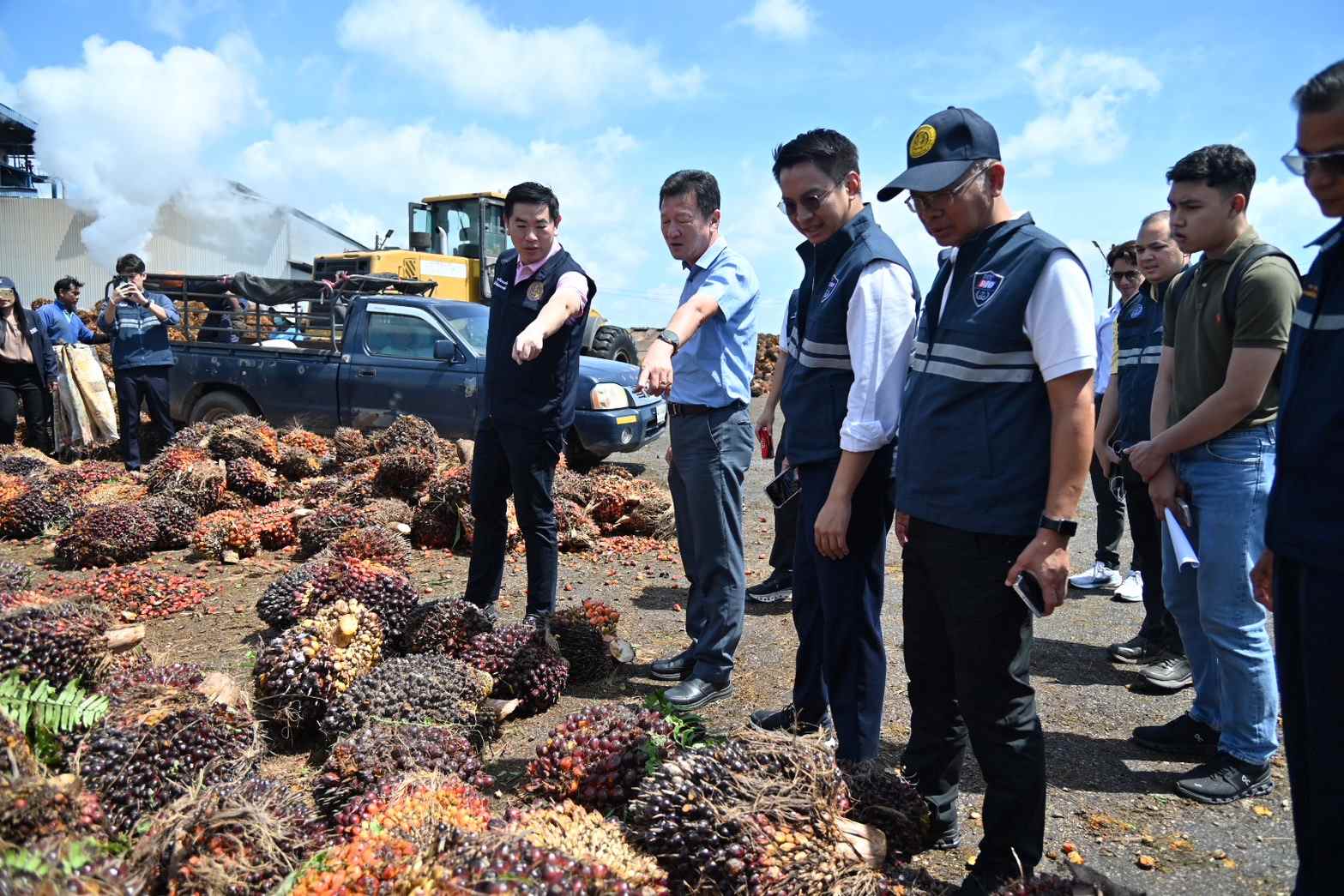 พาณิชย์ลุยใต้ ตรวจสถานการณ์ปาล์มราคาร่วง เร่งโรงงานเดินเครื่อง รับมือผลผลิตล้นตลาด