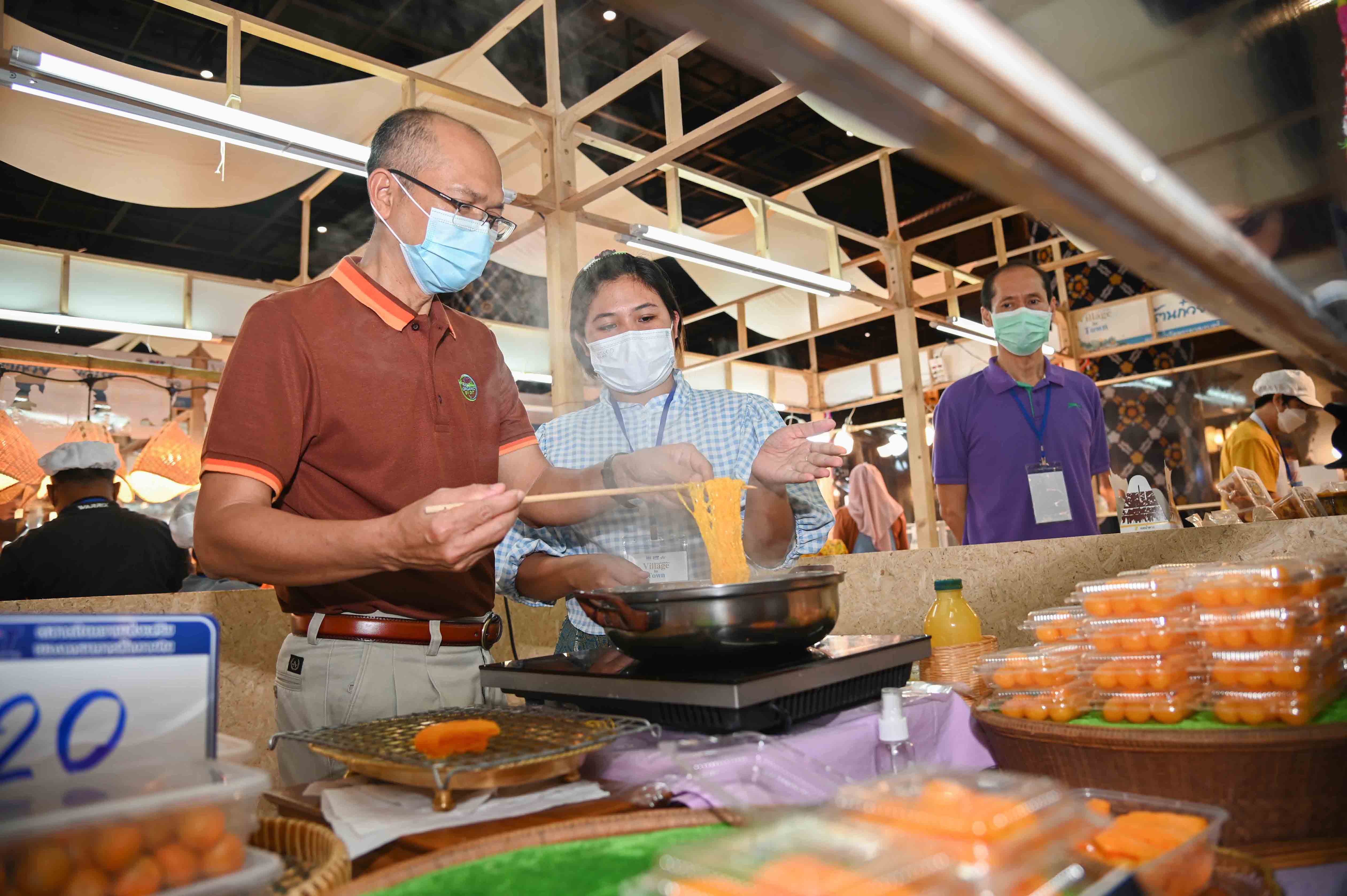 รองอธิบดีกรมการค้าภายใน ตรวจเยี่ยมร้านค้าในงานตลาดเที่ยวได้สไตล์ไทยๆ Village to town