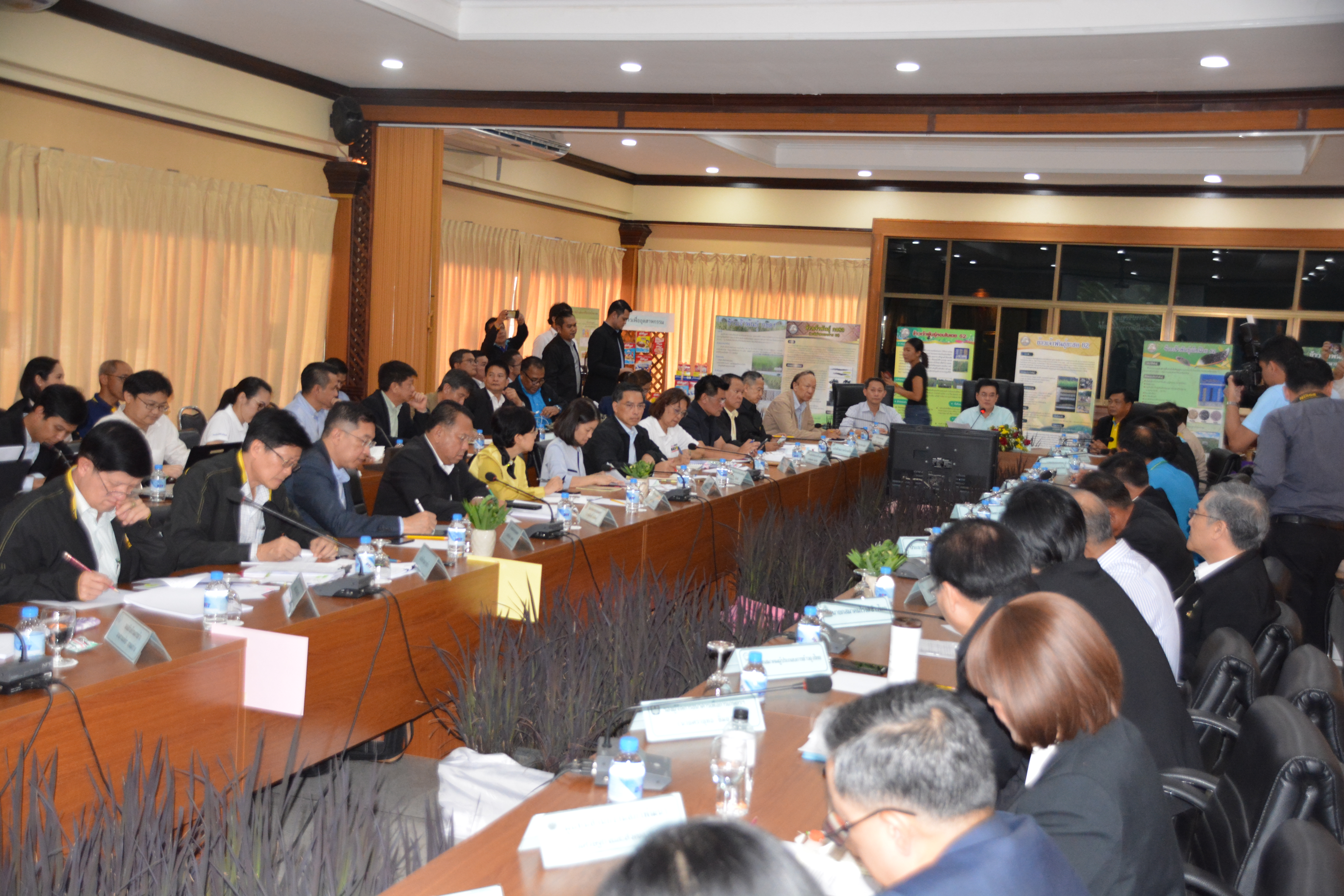 การประชุมหารือการดำเนินการประกันรายได้เกษตรกรผู้ปลูกข้าว