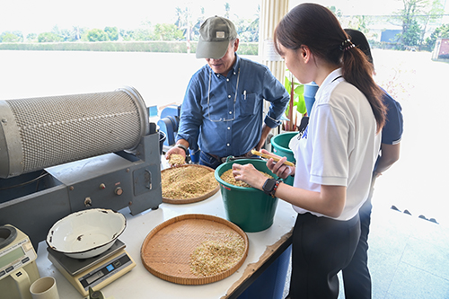 กรมการค้าภายในเยี่ยมชมแปลงทดลองการใช้ผลิตภัณฑ์จุรินทรีย์ชีวภาพเพื่อช่วยลดต้นทุน