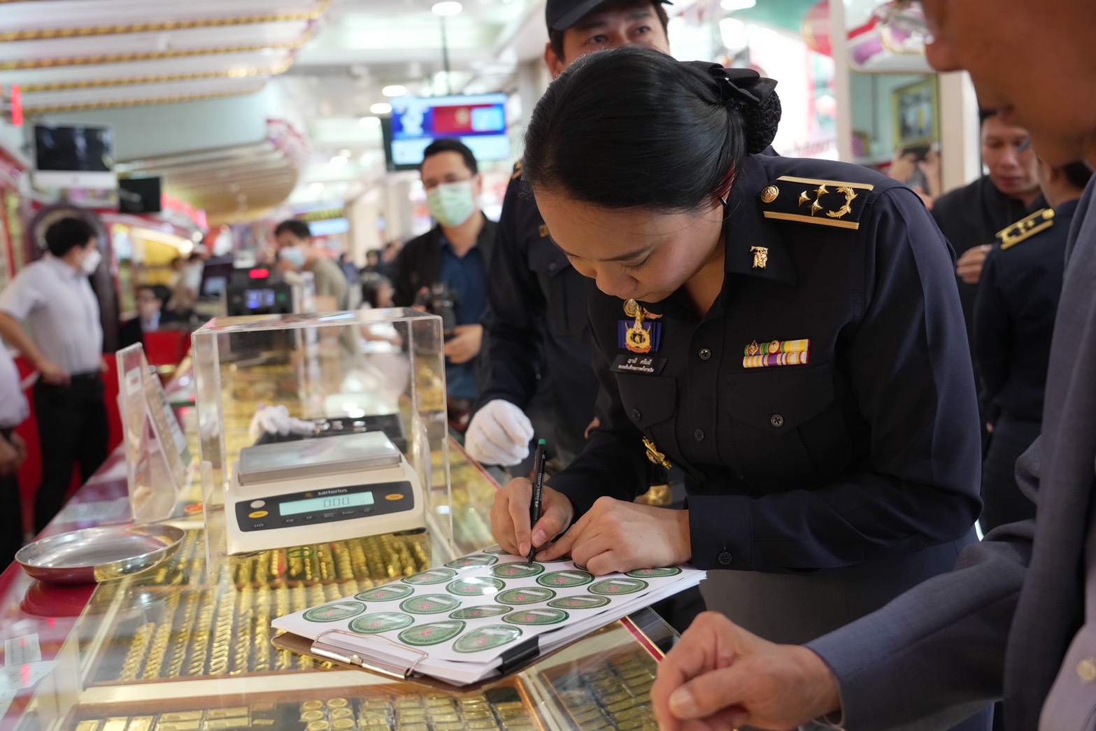 ข่าวเลขที่ 75/2569 พาณิชย์ตรวจเข้ม คุมราคาตรุษจีน–เครื่องชั่งทอง พบสินค้าส่วนใหญ่ราคาลดลง (13 กุมภาพันธ์ 2569)