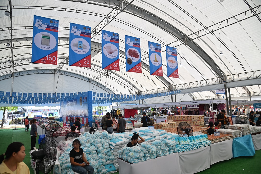 “พาณิชย์” ลดค่าครองชีพประชาชน จัดธงฟ้าราคาประหยัด จ.มหาสารคาม