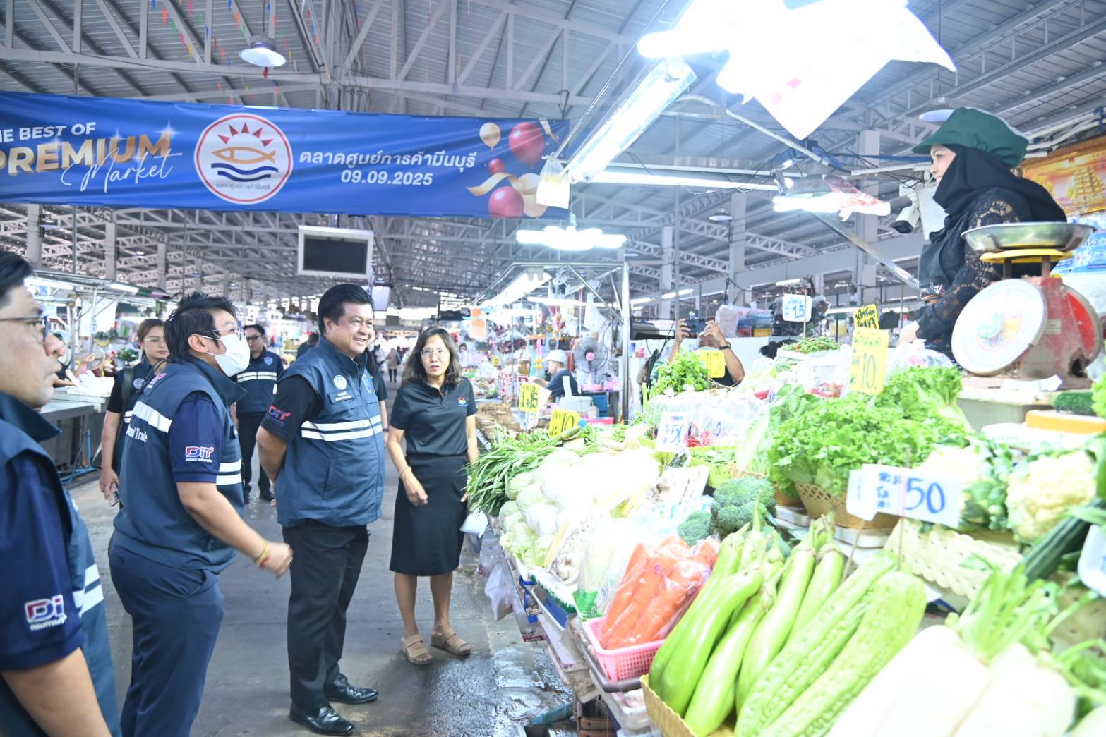 DIT ลงพื้นที่ตรวจติดตามปริมาณและราคาสินค้าอุปโภคบริโภคและวัสดุก่อสร้าง