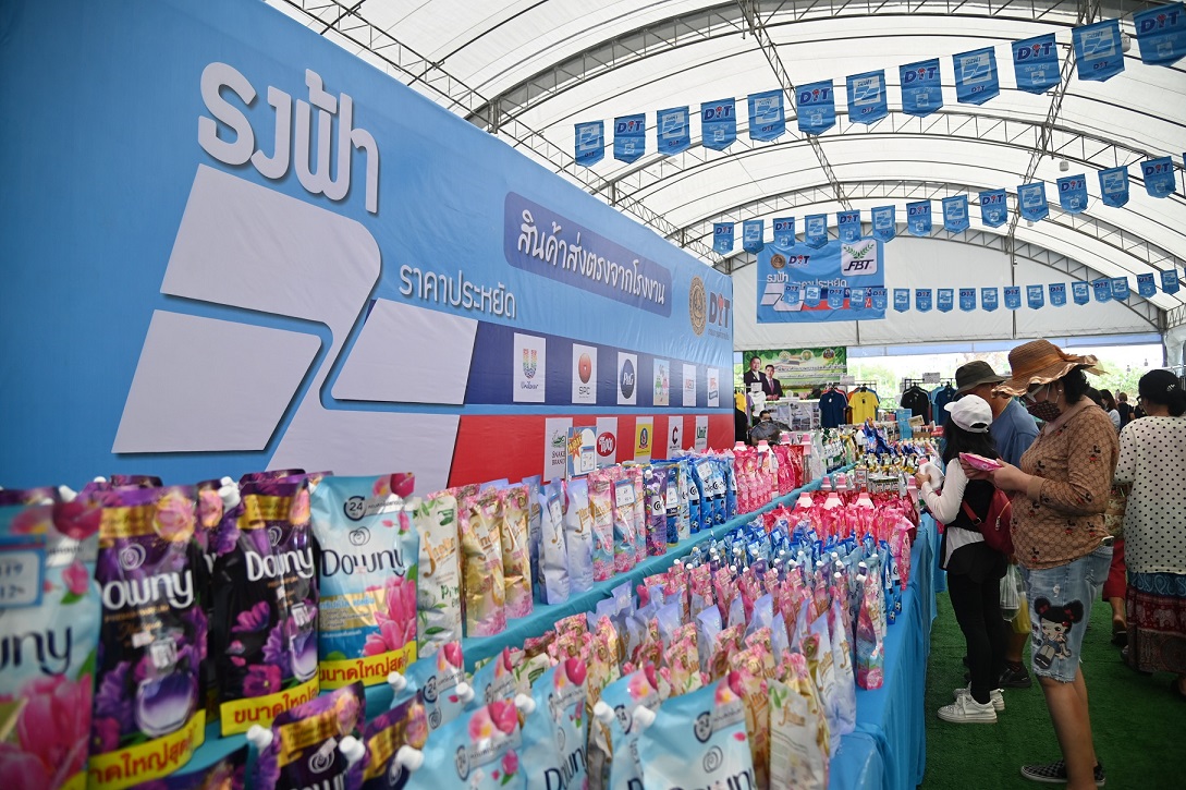 พาณิชย์ ลุย จัดธงฟ้าราคาประหยัด ลดภาระค่าครองชีพ ขยายโอกาสให้ผู้ประกอบธุรกิจ