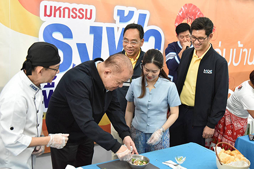 ธงฟ้าเชียงรายคึกคัก!  พาณิชย์นำสินค้าฉลาดเลือกราคาประหยัด กว่า 500 รายการ ลดสูงสุด 70% ช่วยลดรายจ่าย-มอบความสุขช่วงท้ายปี
