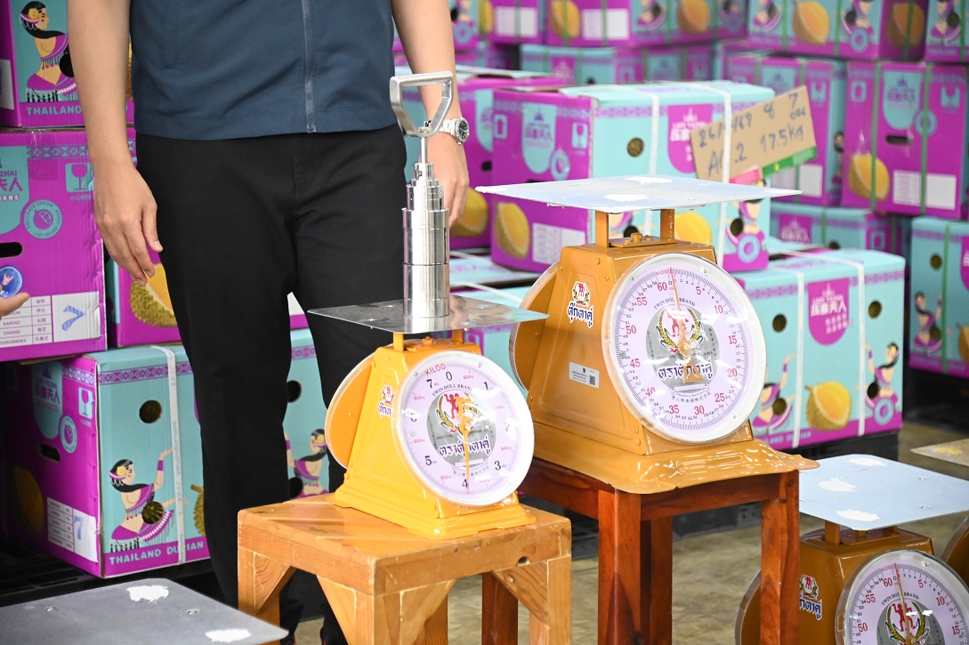 “พาณิชย์” ตรวจเครื่องชั่งล้งรับซื้อทุเรียนตะวันออก จันทบุรี-ระยอง-ตราด เน้นย้ำการติดป้ายแสดงราคาชัดเจน รักษาความเป็นธรรมแก่เกษตรกร