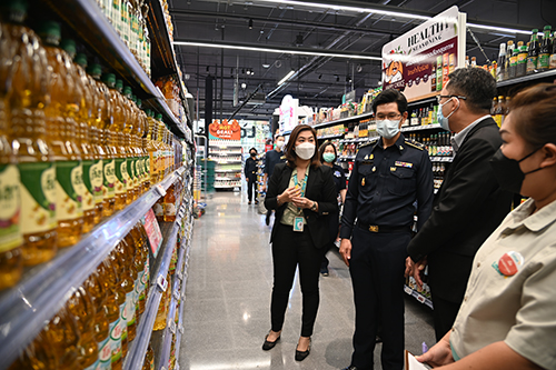 พาณิชย์ตรวจราคากระเช้าของขวัญเเละสินค้าอุปโภคบริโภคในช่วงใกล้เทศกาลปีใหม่