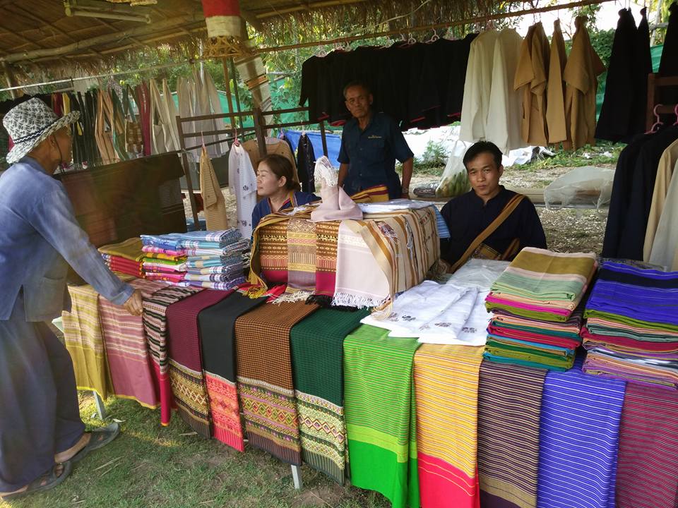 67529_แผงค้าเสื้อผ้า.jpg