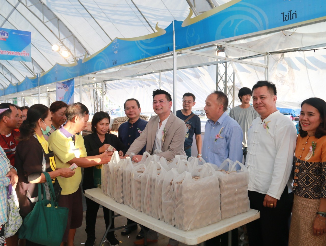 เปิดงานมหกรรมธงฟ้าลดค่าครองชีพผู้ประสบภัยจังหวัดบุรีรัมย์