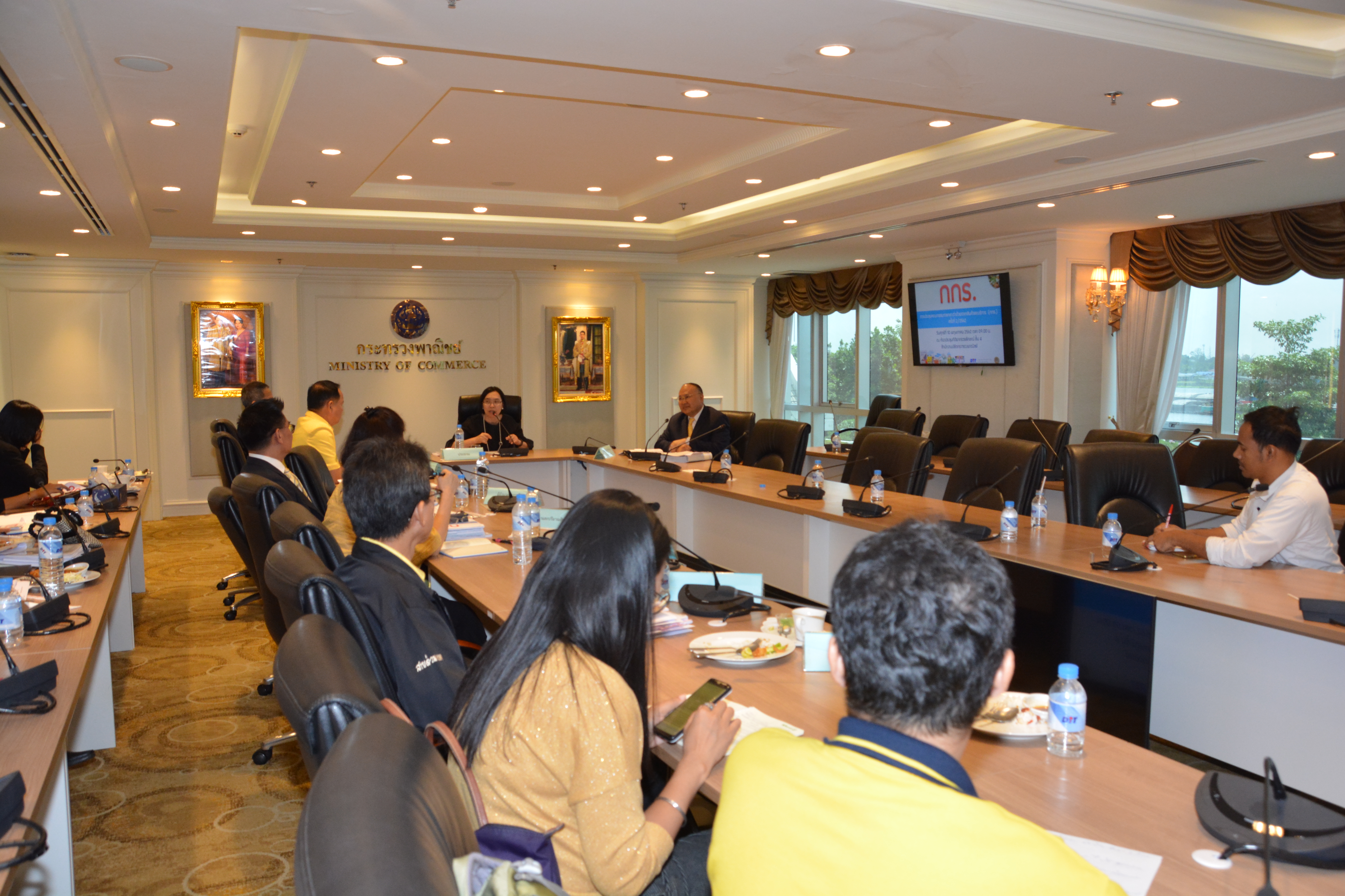 การประชุมคณะกรรมการกลางว่าด้วยราคาสินค้าและบริการ (กกร.) เพื่อทราบผลการศึกษาเกี่ยวกับราคา เวชภัณฑ์ และค่าบริการทางการแพทย์