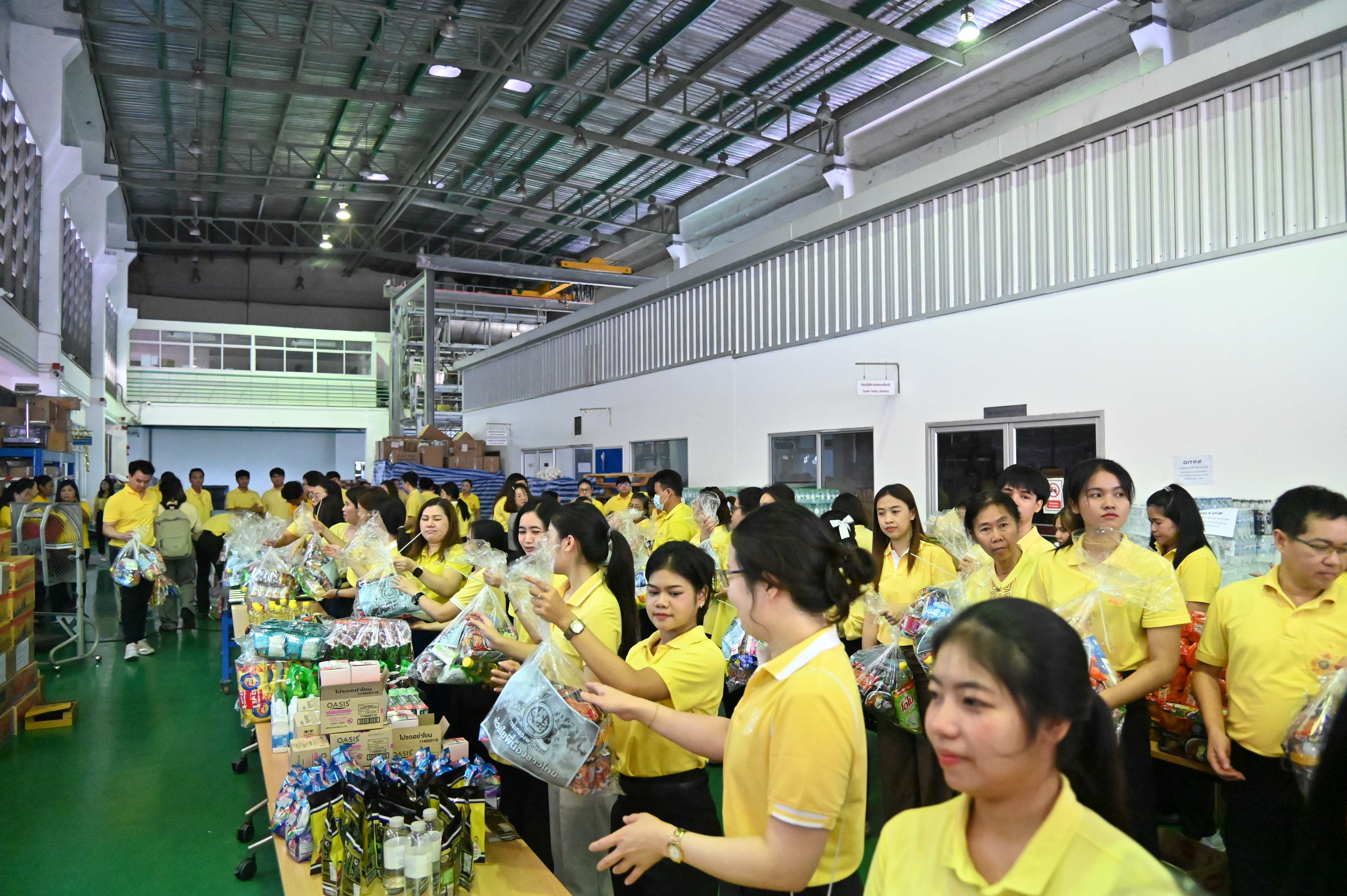 กรมการค้าภายใน ร่วมกันจัดถุงยังชีพเพื่อนำไปส่งมอบให้ประชาชนในพื้นที่ที่ได้รับผลกระทบ