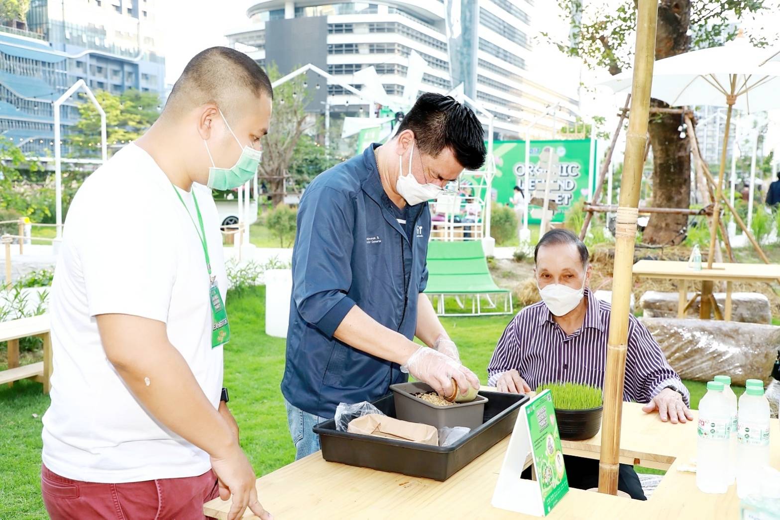 อธิบดีกรมการค้าภายใน ตรวจเยี่ยมร้านค้าในงาน ตลาดนัดอินทรีย์ใจกลางเมือง "Organic Weekend Market 2022"