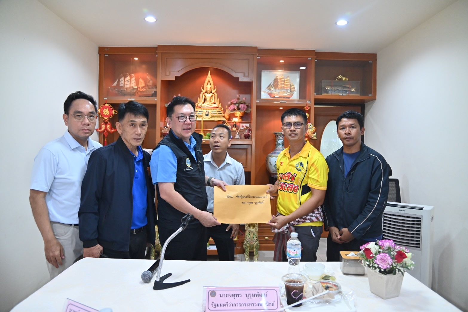พาณิชย์ ลงพื้นที่ 3 จังหวัด ดูแลราคาสินค้าลดต้นทุนเกษตรกร-แก้ปัญหาราคาข้าว พร้อมมอบถุงยังชีพช่วยเหลือผู้ประสบภัยน้ำท่วม