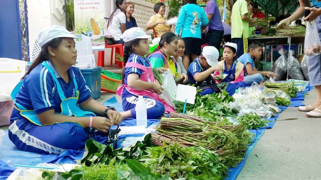 21500_นักเรียนขายสินค้า.jpg
