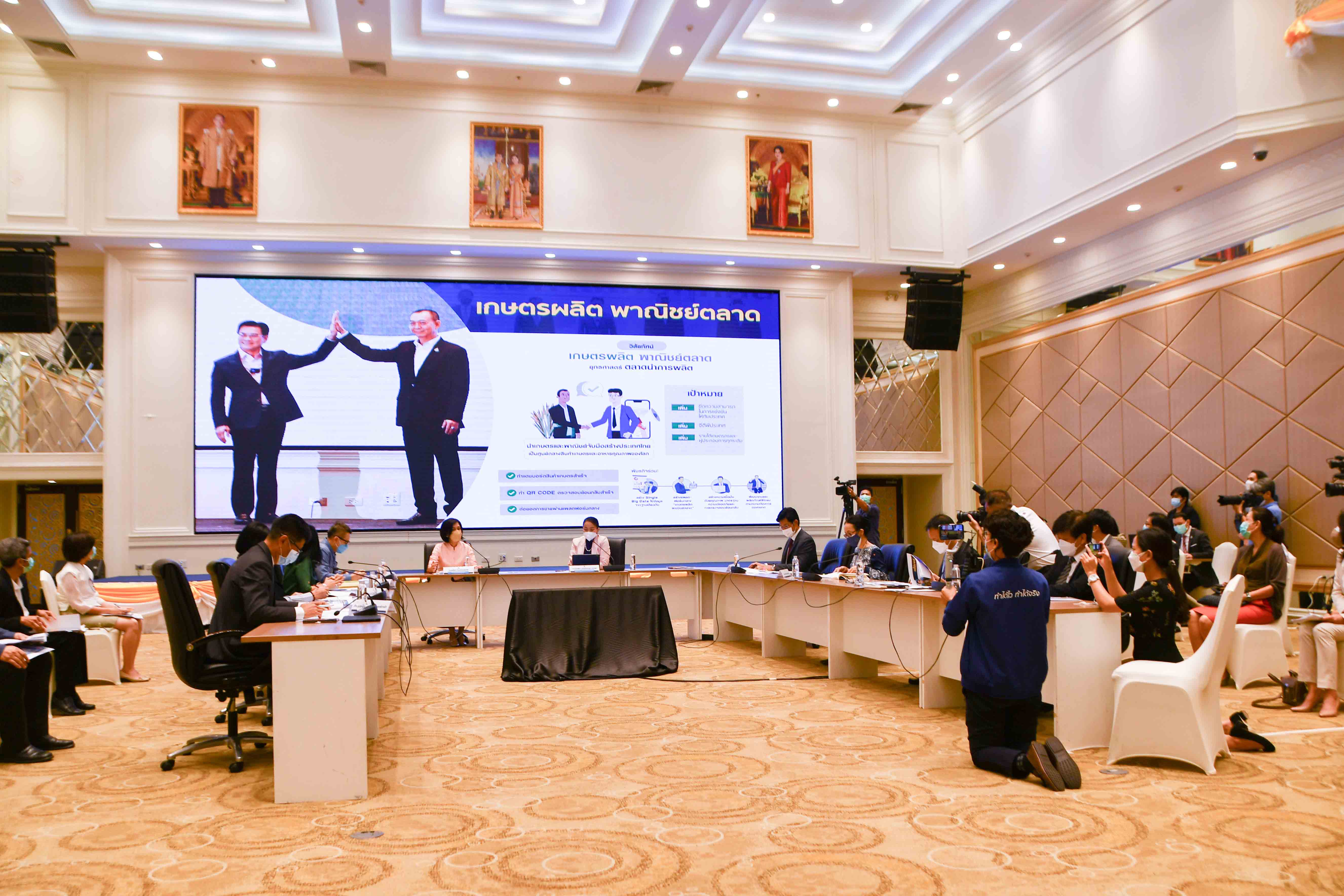 รองอธิบดีกรมการค้าภายใน ร่วมการแถลง "ผลงาน 2 ปี กระทรวงพาณิชย์"