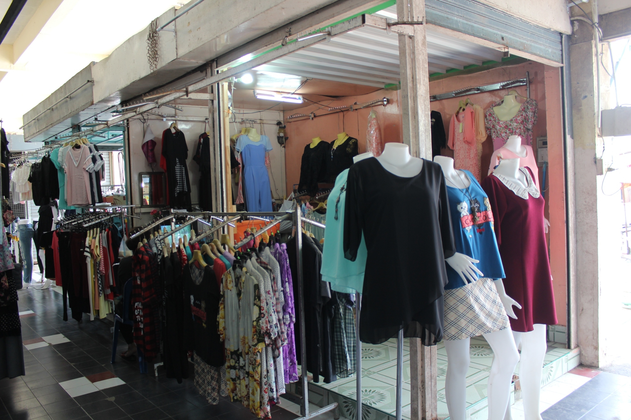 78024_แผงค้าเสื้อผ้า.jpg