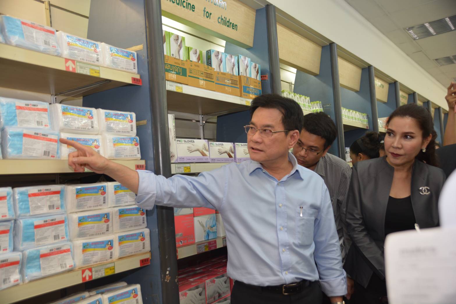 รัฐมนตรีว่าการกระทรวงพาณิชย์ตรวจเยี่ยมโรงงานผลิตหน้ากากอนามัย และตรวจสอบสถานการณ์การจำหน่ายหน้ากากอนามัย