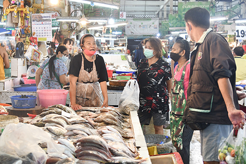 พาณิชย์ตรวจตลาด การซื้อขายคึกคัก ย้ำคุมเข้มช่วงสงกรานต์
