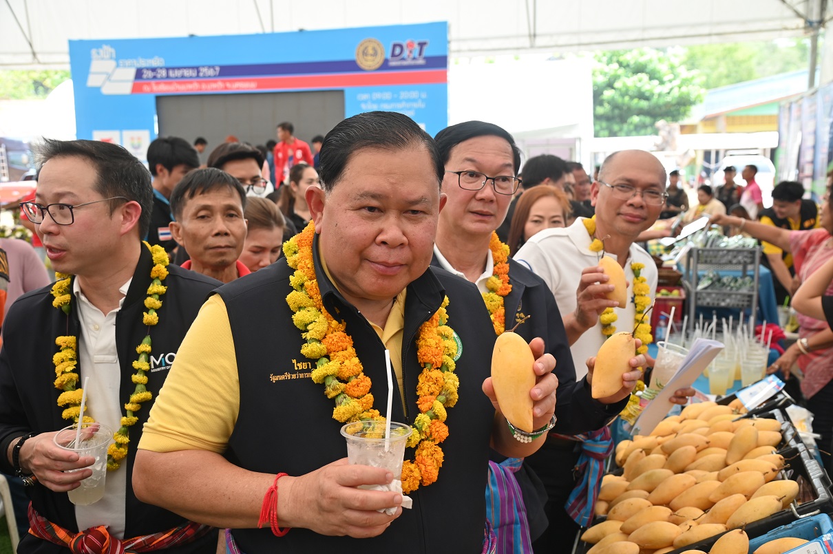 “พาณิชย์” ลุยต่อจัดธงฟ้าราคาประหยัด ลดภาระค่าครองชีพพี่น้องชาวนครพนม