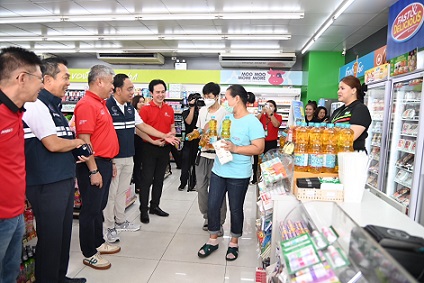 “พาณิชย์” ลุยจัดลดน้ำมันปาล์ม 3 ล้านขวด  ปั้มน้ำมัน ตลาดสด โมบายธงฟ้า ถูกสุด 49 บาท/ขวด 