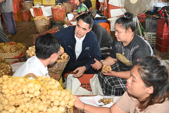 พาณิชย์ ลงพื้นที่ตรวจติดตามสถานการณ์ผลผลิตลองกอง