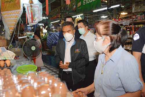 รองอธิบดีตรวจติดตามสถานการณ์ราคาไข่ไก่ 