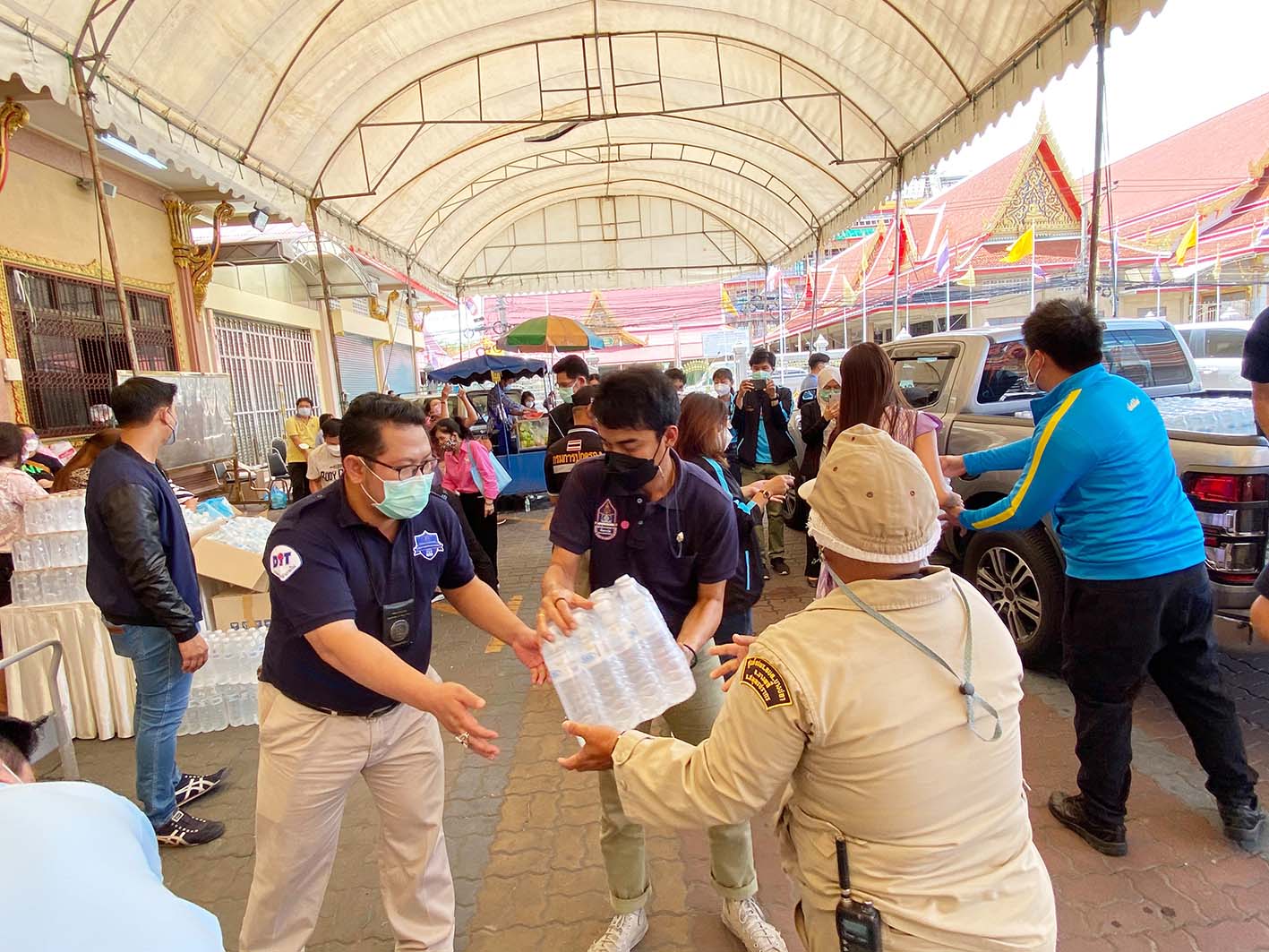 รองอธิบดีลองพื้นที่มอบของให้ผู้ประสบภัยโรงงานระเบิด