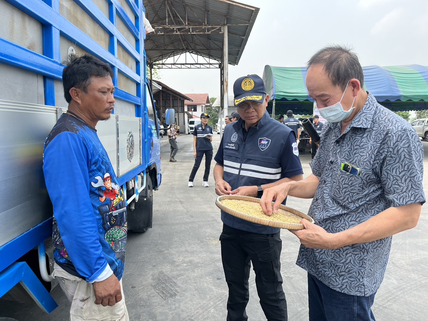 “พาณิชย์” ลงพื้นที่ต่อเนื่อง ! ตรวจผู้ประกอบการรับซื้อข้าวเปลือก สร้างความเป็นธรรมให้เกษตรกร