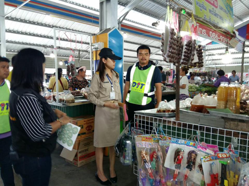 23347_ตรวจป้ายราคาและเครื่องชั่งในตลาด.jpg