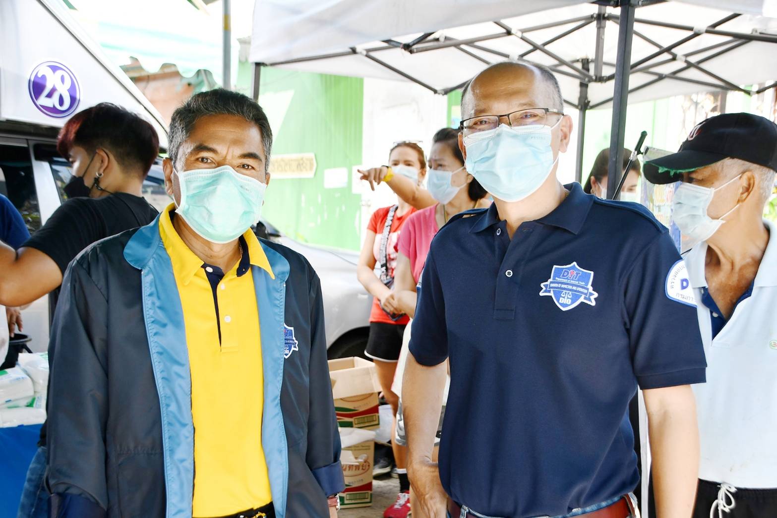 อธิบดีกรมการค้าภายใน ตรวจเยี่ยมการจำหน่ายสินค้าโมบายพาณิชย์..ลดราคา ! ช่วยประชาชน 