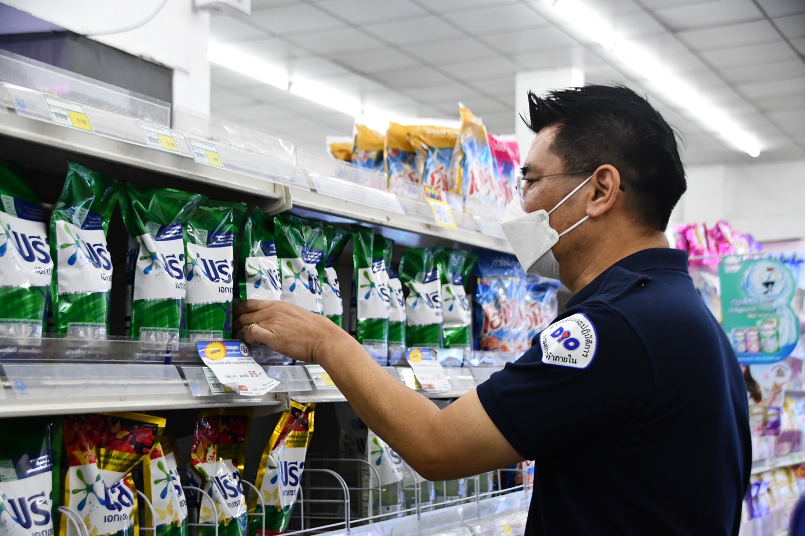 อธิบดีกรมการค้าภายใน ตรวจการจำหน่ายสินค้าตาม โครงการ พาณิชย์ลดราคา! ช่วยประชาชน New Year Grand Sale 2022