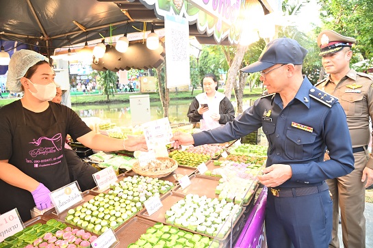 กรมการค้าภายในตรวจสอบสถานการณ์จำหน่ายกระเช้าของขวัญ และประชาสัมพันธ์การปิดป้ายราคา งานกาชาด